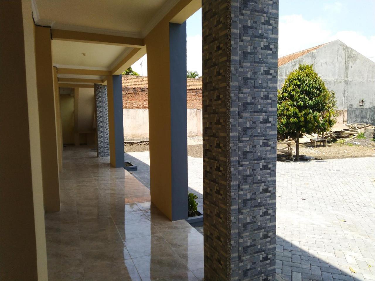 R3 Brawijaya Homestay Баньювангі Екстер'єр фото