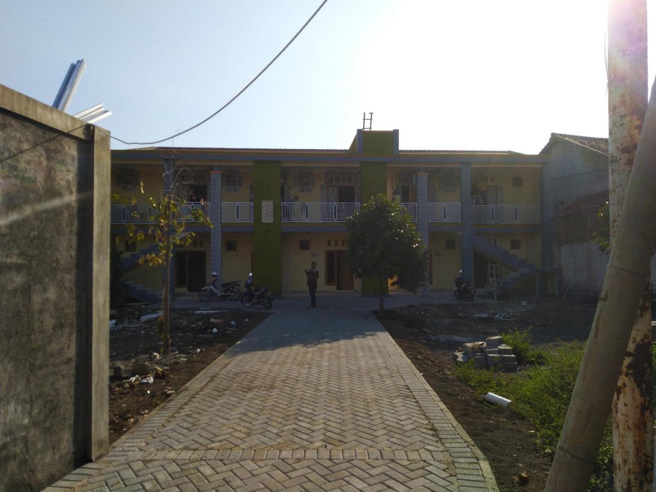 R3 Brawijaya Homestay Баньювангі Екстер'єр фото