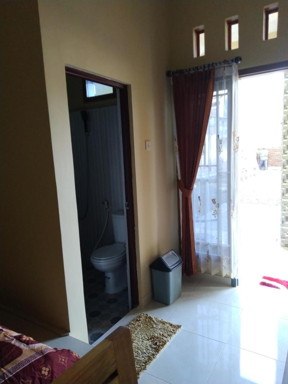 R3 Brawijaya Homestay Баньювангі Екстер'єр фото
