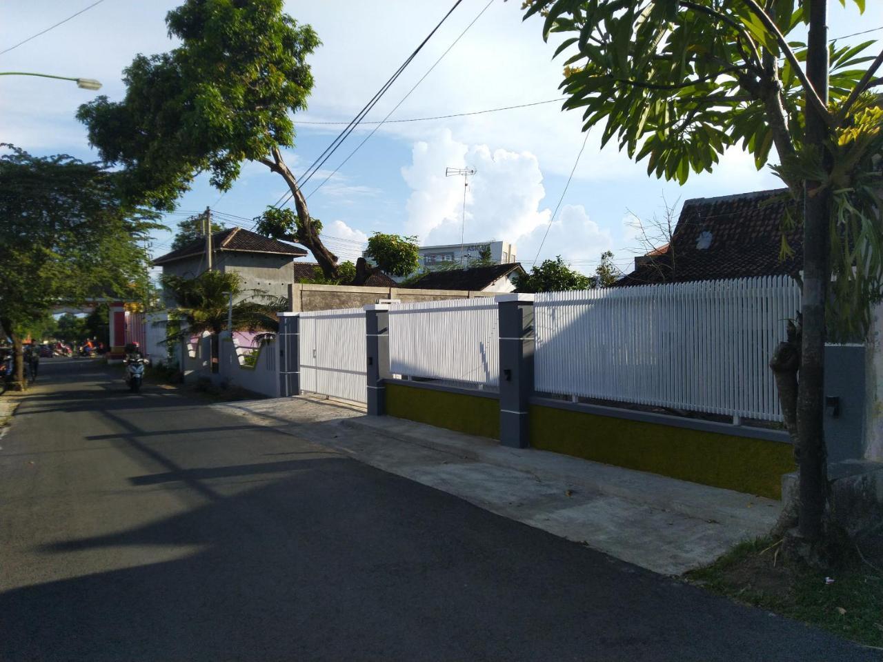 R3 Brawijaya Homestay Баньювангі Екстер'єр фото